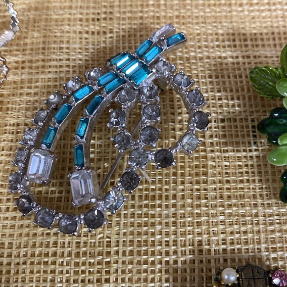 VINTAGE BROOCH AND CLIP EARRING BUNDLE - Picture 3 of 8